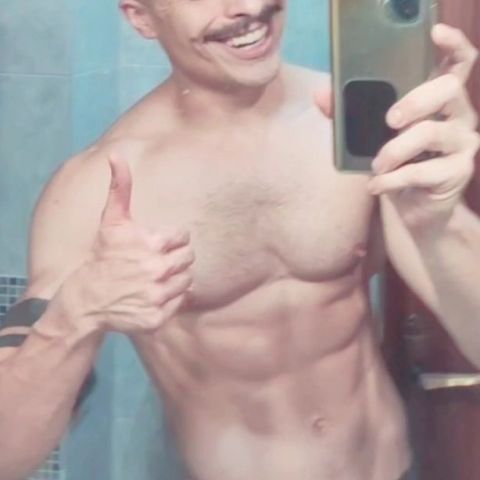 El del bigote miente, no os creáis nada. 🤫 • #Bigote #Torso #Tatuaje #Cuerpazo #Delgado #Sonrisa #Selfie #Abs #FF #VLine #Mentiroso