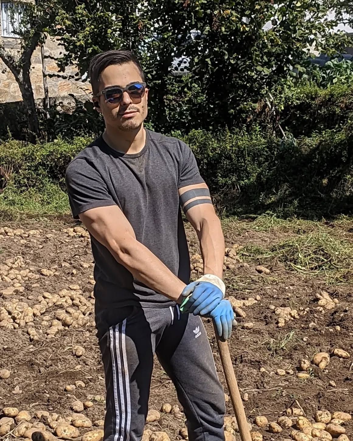 #agricultora,, #ganadera,, #terrateniente,, #taciturna,, #animalisto, #TBT, #2021, #ChicoDeCampo, #Hermitaño, #Gaygram, #Pansexualidad, #TrabajoDuro, #Streamer, #Reserva, #Montañero, #Patatas