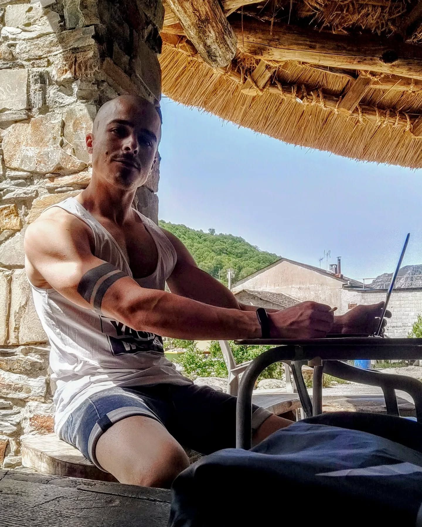 #Teletrabajo, #Techie, #Gamer, #Tirantes, #Motivate, #Fitness, #TuNiñoInterior, #Madurez, #Chicos, #Hombres, #PansexualPride, #Musculo, #WorkHard, #PlayHard, #FuckHardTalkDrity, #Cochinadas